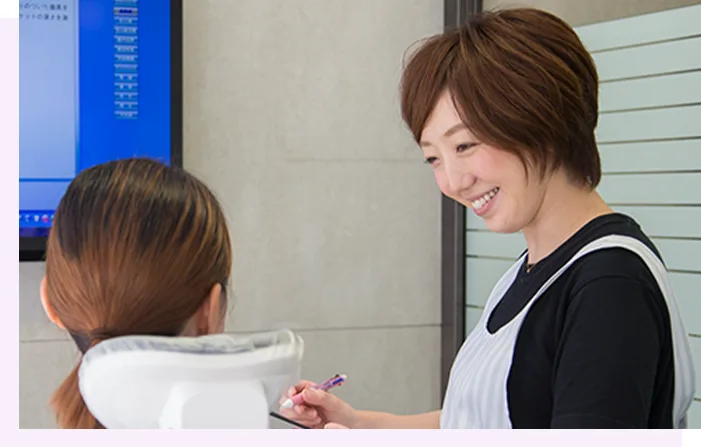 歯科医院で説明を受ける様子